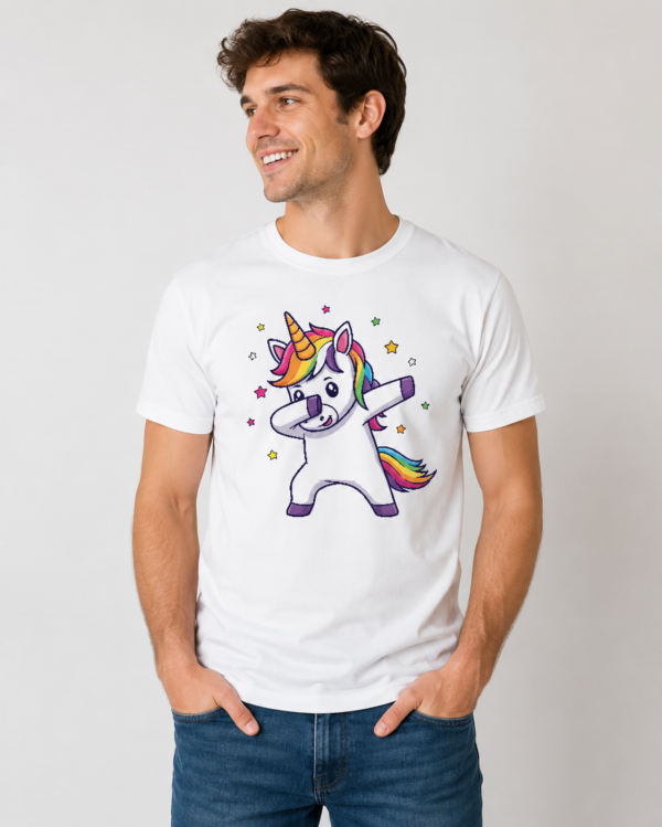 Model w białej koszulce męskiej „Dabbing Unicorn”