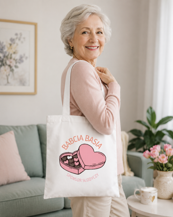 Modelka z białą personalizowaną torbą „Babcia sponsor słodyczy”