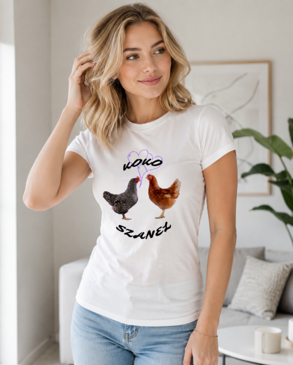 Modelka w białej koszulce damskiej „Koko Szanel”