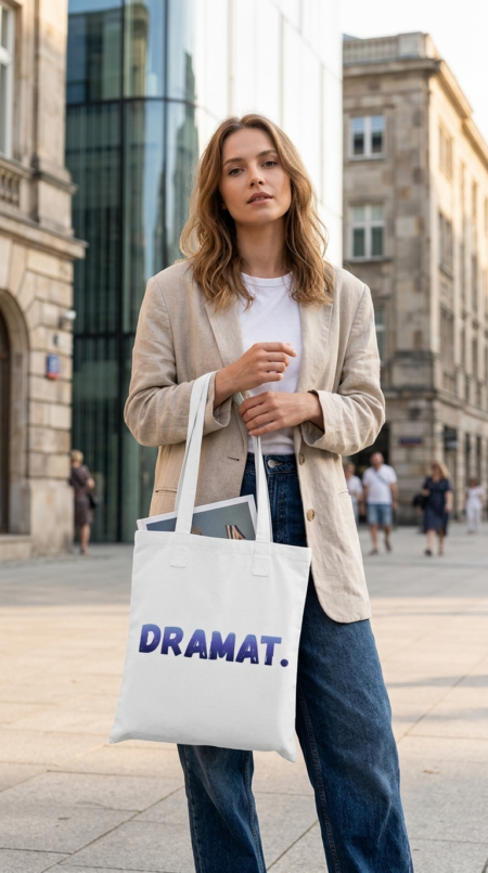 Modelka z torbą bawełnianą ekologiczną 220g Bavenna „Dramat.” w kolorze białym