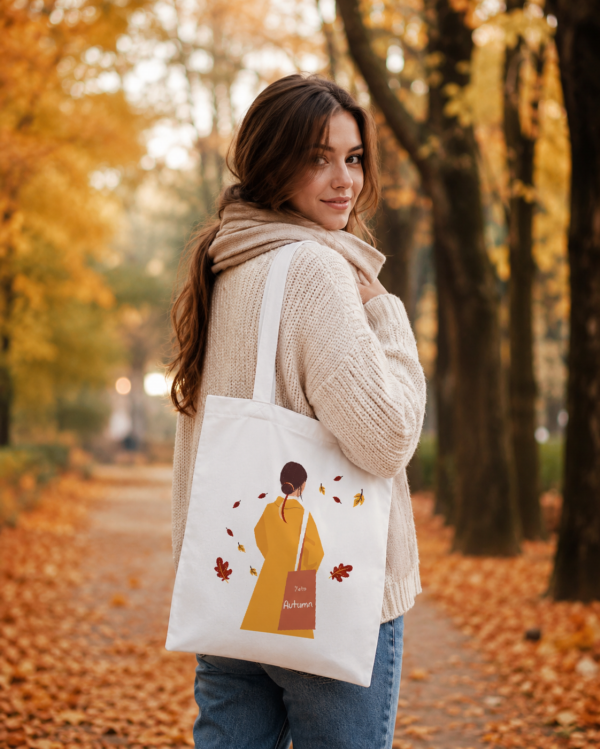 Modelka z białą torbą „Autumn mood” w jesiennej stylizacji