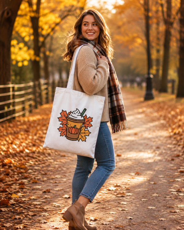 Modelka z białą torbą „Dyniowe latte” w jesiennej scenerii