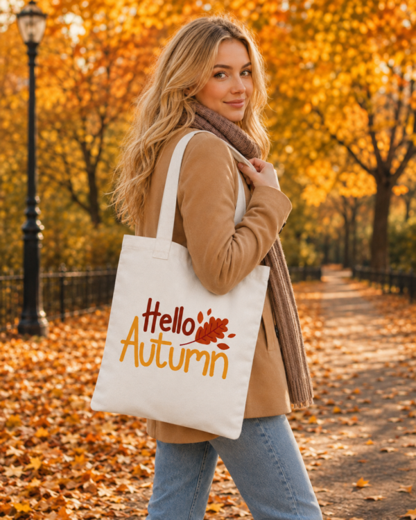 Modelka z białą torbą „Hello Autumn” w jesiennej stylizacji